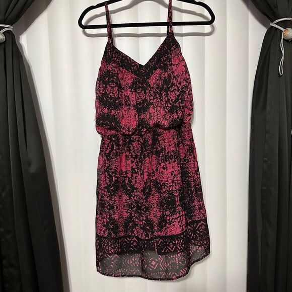 Eyeshadow Dresses & Skirts - Eyeshadow pink/black adjustable strap flowy v-neck dress